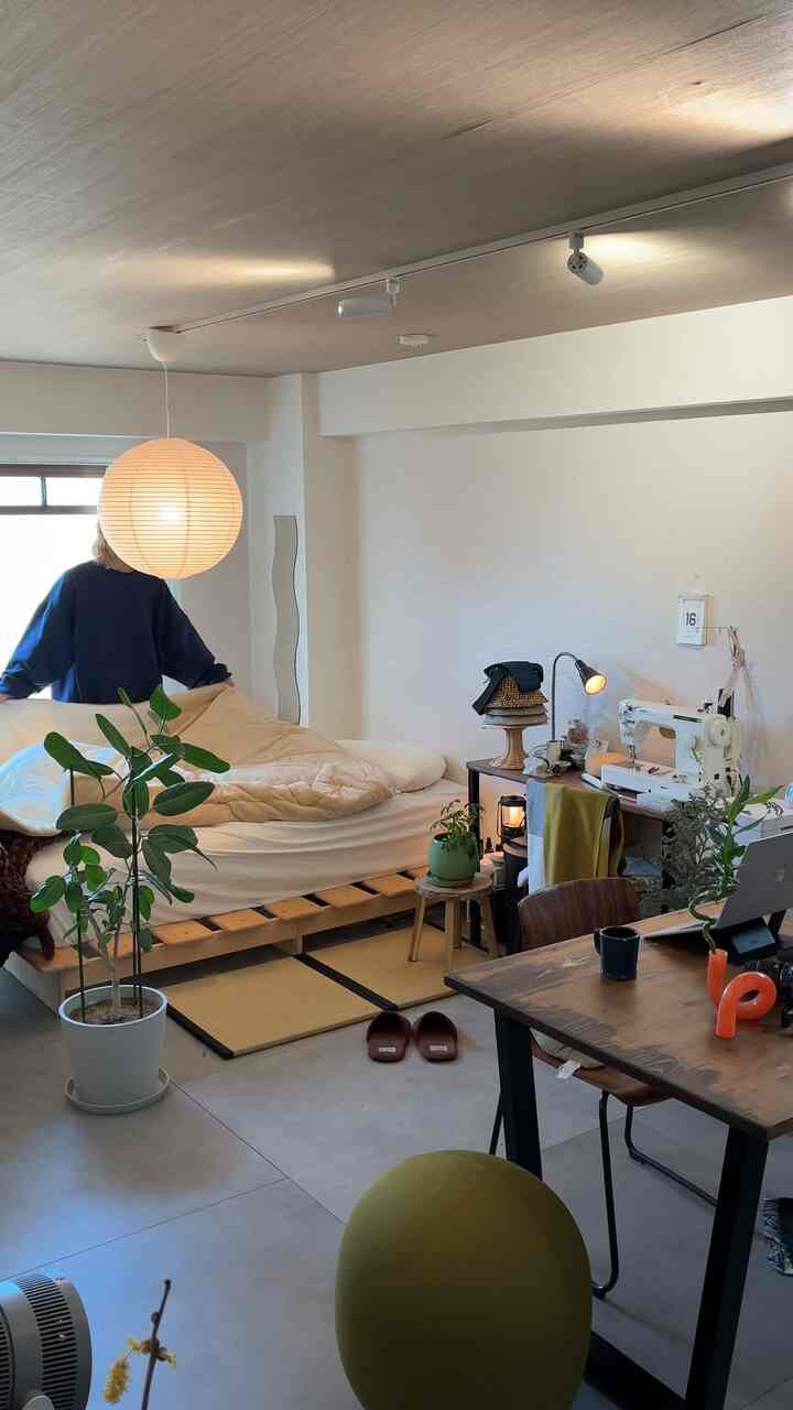 Light gray floor tiles make the room look bigger 🙆‍♀️

#Lifestyle goods #ルームウェア #スリッパ #一人暮らし #賃貸 #ワンルーム #1R #照明 #間接照明 #フロアタイル #サンゲツ #HAY #IKEA #無印良品 #京都