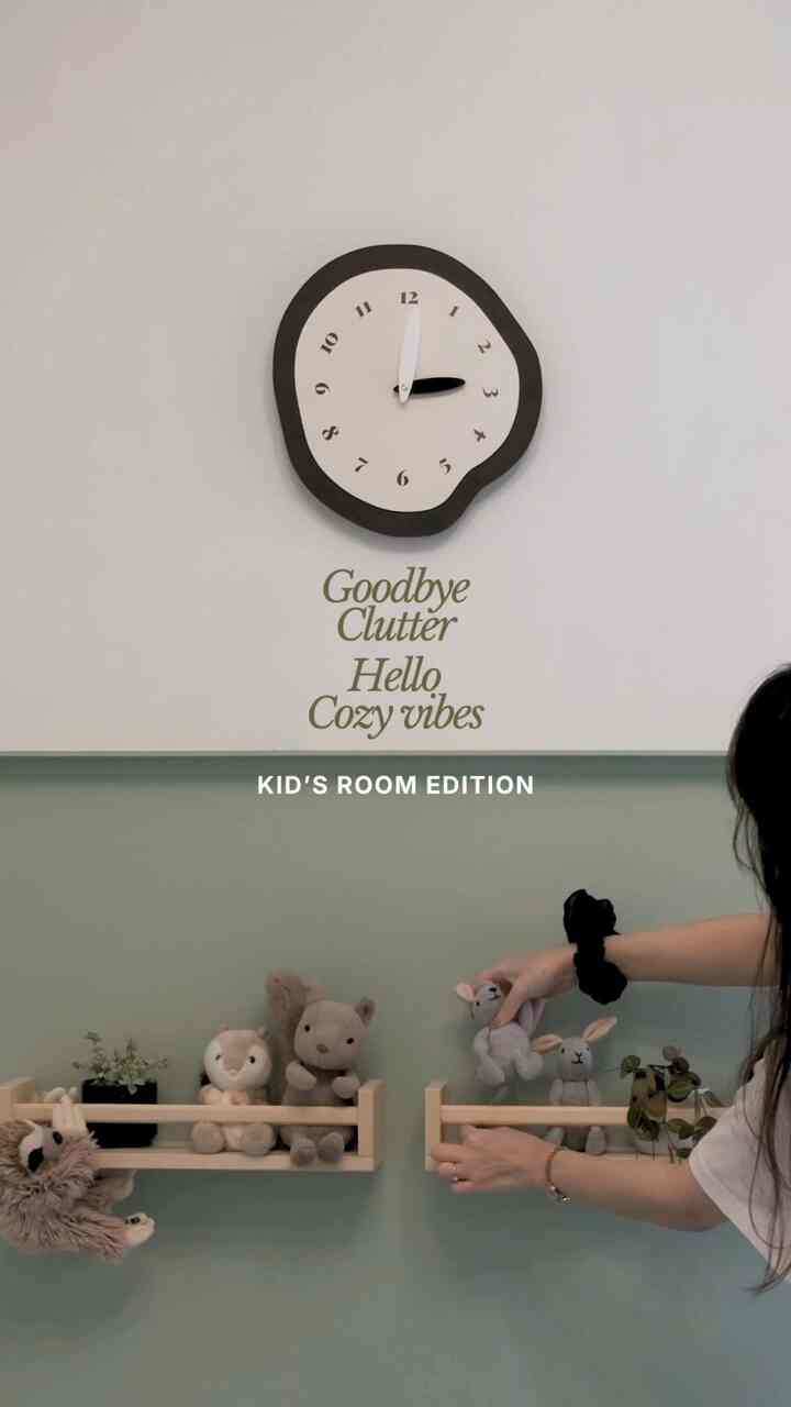 Akhirnya dinding ini mendapatkan penyegaran yang layak. Lebih sedikit barang berantakan, lebih nyaman 🌿🧸🕰️

#kidsroom #clock #wallclock #notdic
#WavyDecor #TheArtofEmptying #KidsRoomRefresh #AestheticKidsRoom #SharedBedroom #KidsRoomDecor #HomeInterior #RoomRefresh #InteriorStyling #WallDecor #HomeInspo #MinimalHome #InteriorDesignIdeas #ModernHome #LivingWithKids #아이방꾸미기 #초등학생방 #플랜테리어 #방구조바꾸기 #집꾸미기 #KidsRoomCuration #TweenRoomStyle #ModernNaturalHome #FunctionalDecor #OrganizedHome
