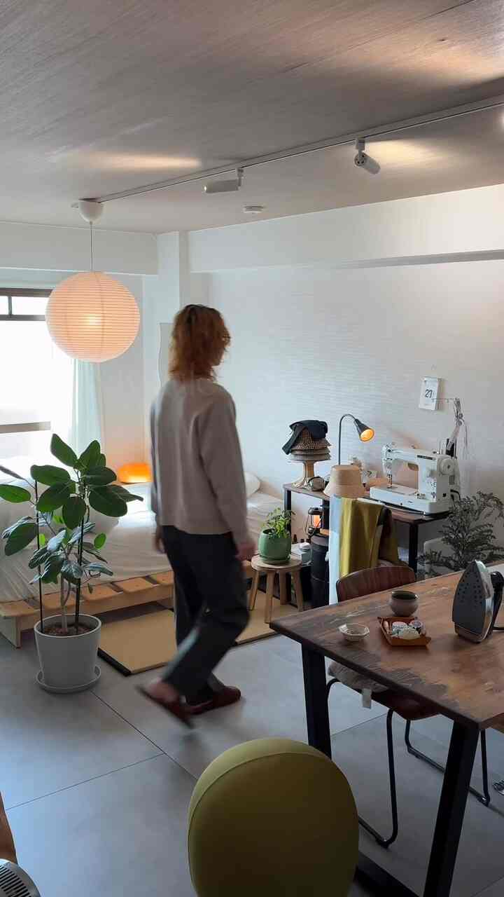 狭い部屋だけど、お気に入りの場所をたくさん作るのおすすめ🙆‍♀️
　　
#一人暮らし #賃貸 #ワンルーム #1R #和モダン #照明 #ライト #スポットライト #観葉植物 #フロアタイル #DIY #HAY #IKEA #無印良品 #サンゲツ