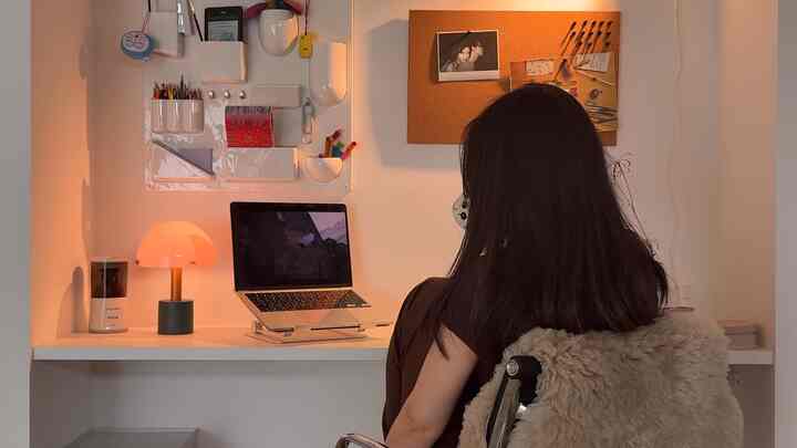 A workspace where I keep going back and forth, trying this and that ✍🏻💻

#workspace #ワークスペースインテリア #ウーテンシロ #北欧 #vitra #Ohouse初夏準備
