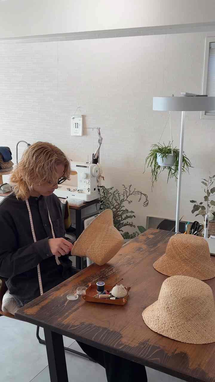 生活空間だけど、仕事部屋でもあるから、作業しやすい動線もちょっとだけ意識してる。
　　

#生活雑貨 #ルームウェア #スリッパ #一人暮らし #賃貸 #ワンルーム #1R #ワンルーム #照明 #間接照明 #ライト #フロアタイル #ペーパーシェード #フラワーベース #仕事部屋 #作業部屋 #HAY #IKEA #無印良品 #サンゲツ #ACTUS #京都
