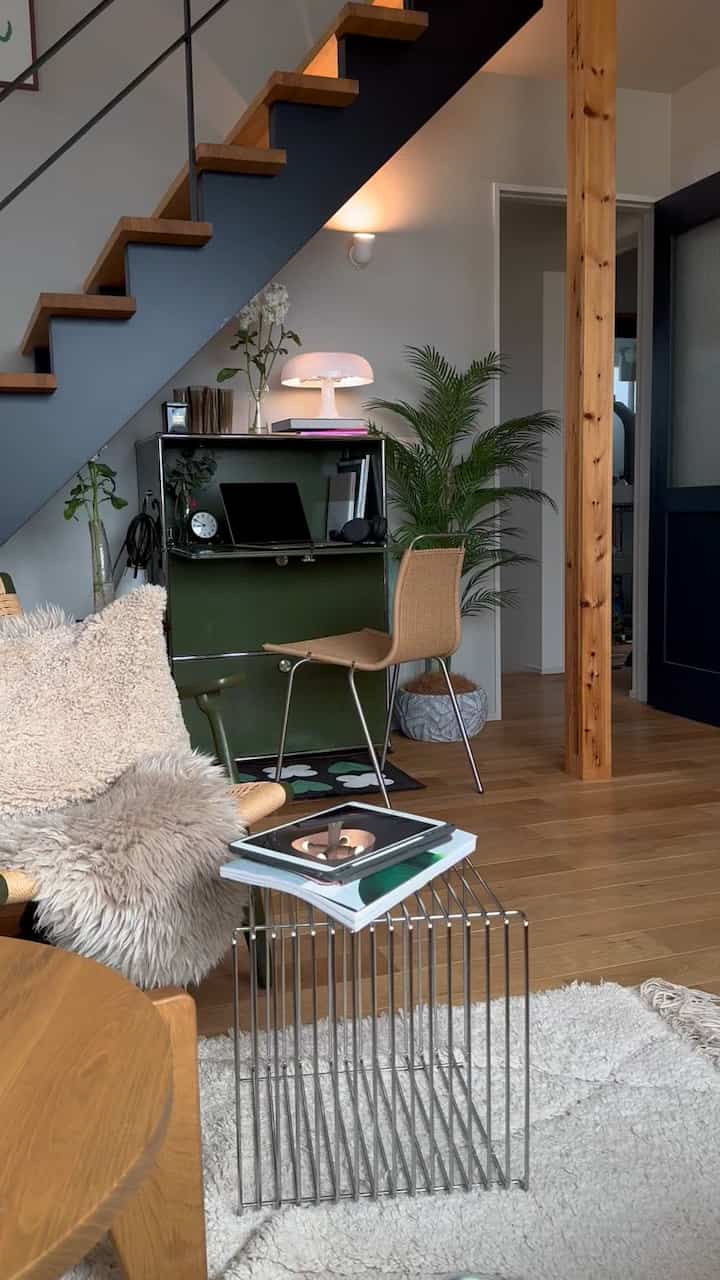 To create a sense of unity in the living room, I matched the green chair with the color of the USM Haller furniture, and added a few more steel elements. #usmhaller #pk1 #midcentury