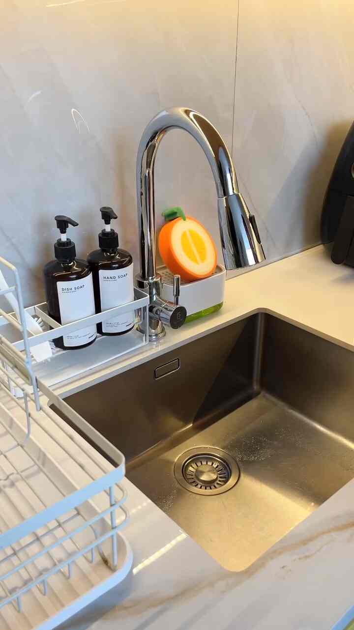 Perintilan di dapur Rumah Tumbuh Riyu ✨

Long weekend pada ke mana nih? Kalo Pak Riyu dan Bu Riyu santai di rumah aja sambil bersih-bersih dan beres-beres 😁

#kitchendesign #kitchendecor #kitcheninspiration #kitcheninspo #kitchenideas #kitchenstylingideas #colorfulkitchen #yellowkitchen #rumahtumbuhriyu