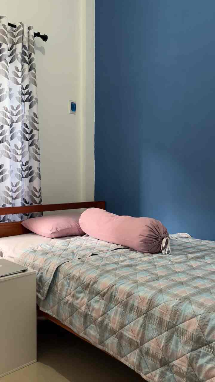Tempat favoritku di kamar kost🫶🏻

#bedcover #kost #bedroom