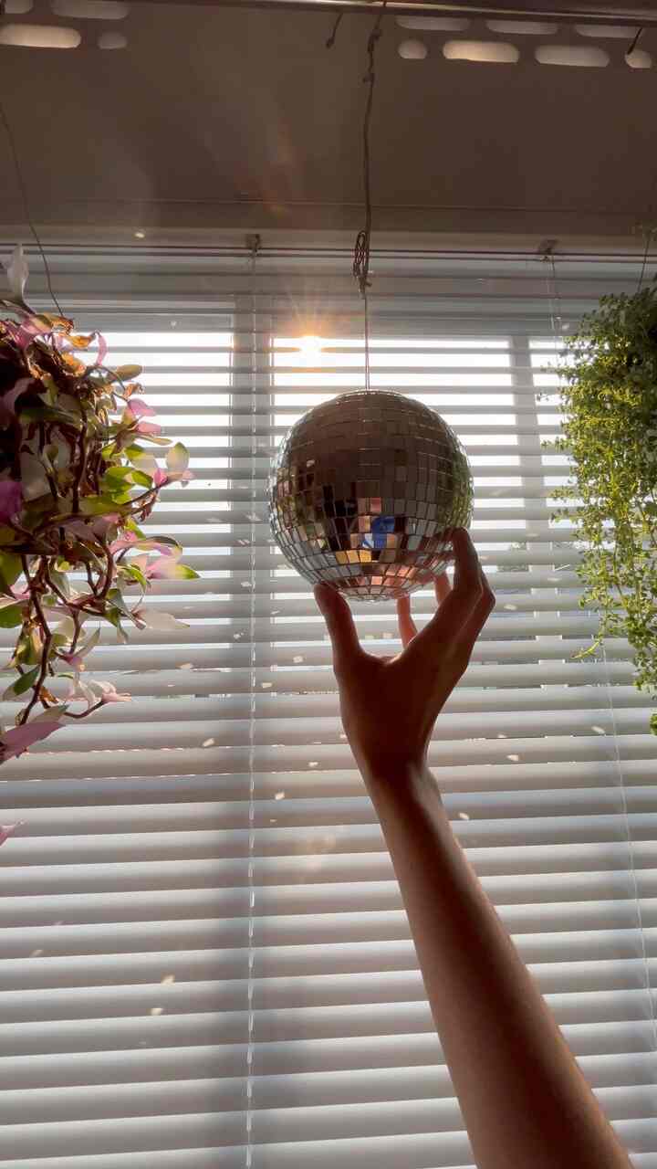 Salah satu benda dekoratif yang mungkin bisa digunakan teman-teman dengan rumah/kamar berjendela besar: bola disko! 🪩🕺

Selain mempunyai tampilan yang unik, bola disko juga bisa memancarkan pantulan cahaya yang cantik jika terpapar sinar matahari. Penempatan bola disko ini akan memberikan karakter baru bagi ruangan.

#ShortVideoContest
#HomeDecorTips
#HomeDecorRecommendations