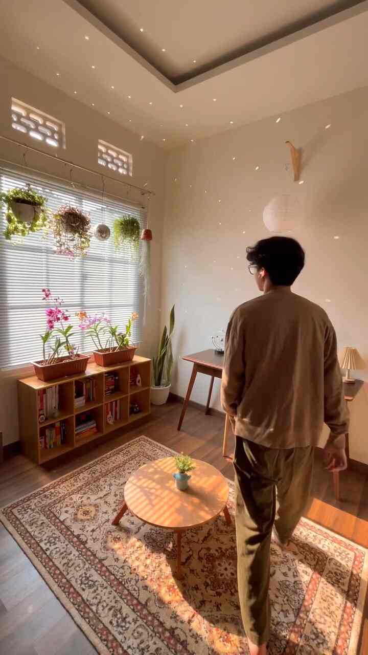 Ingin punya kamar dengan suasana yang cozy dan hangat? here’s a tip for you!

Buatlah sumber pencahayan alami didalam rumah dengan membuat jendela yang menghadap cahaya matahari pagi maupun sore. I can guarantee it’ll make your room to be more lively ✨

#ShortVideoContest
#Homedecorinspo
#Homestyles