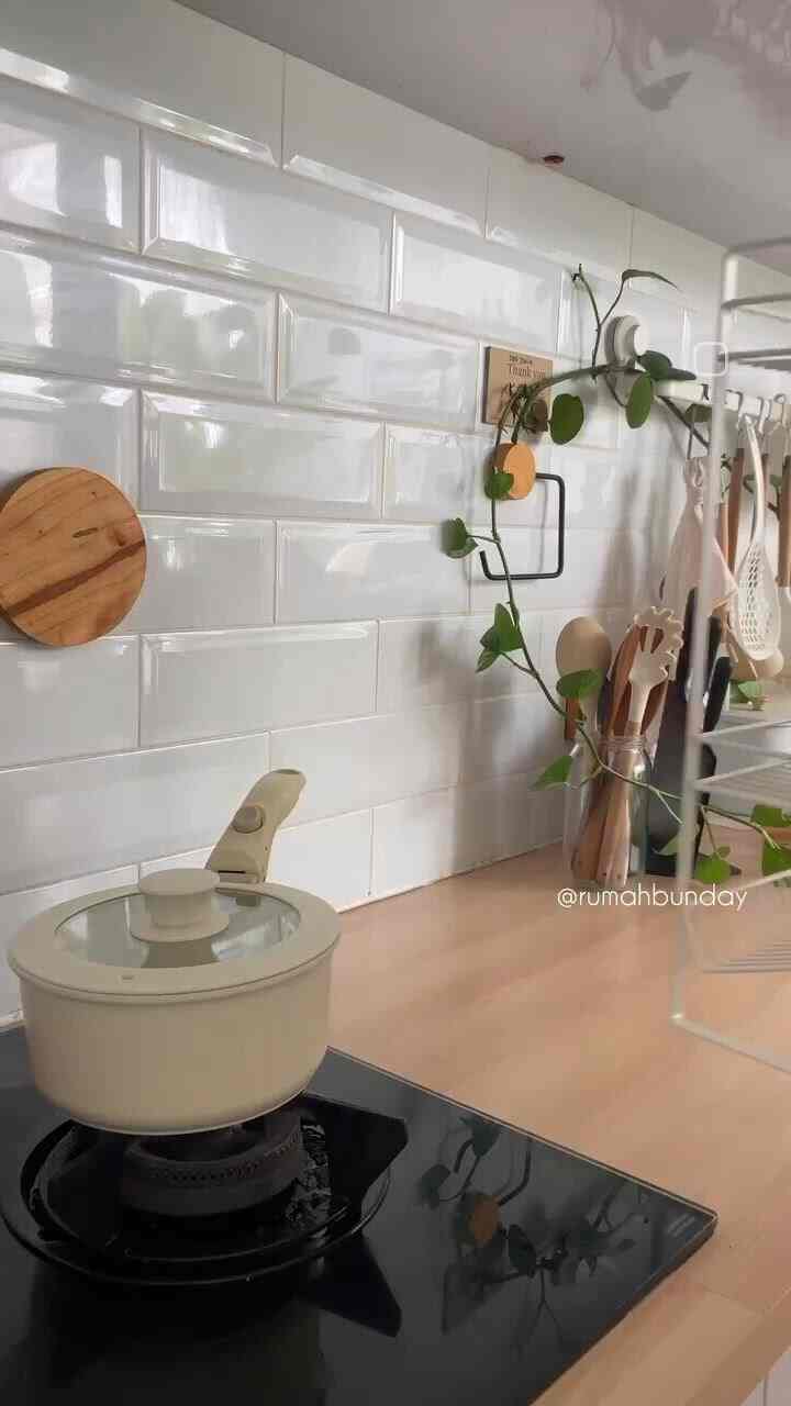 Rak Susun untuk Bumbu ✨
—
untuk memaksimalkan space pada top table, ada baiknya manfaatkan “vertical space” dengan menggunakan rak susun untuk tempat bumbu
#OTips