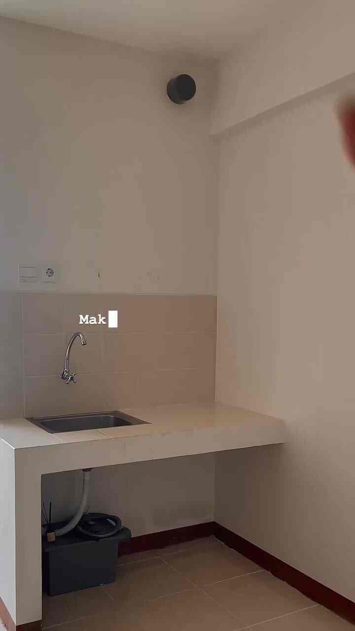 Before - After ✨
kitchen beton tanpa harus dibongkar betonnya.
Semuanya dicover (backsplash & top tablenya),
Awalnya bikin coretan ala ala untuk kasih brief ke vendor kitchen set, dng membawa beberapa gambar referensi dan material yg terpilih. 

Alhamdulillah ter-deliver dng baik, walaupun selama proses ada aj yg tdk sesuai 😅

 Material yg digunakan :
- HPL dari @taco.id TH 884 J Tulare Walnut untuk kabinet bawah dan atas
- keramik mozaik doff untuk backsplash.
- solid surface white carara untuk top tablenya 
.
.
#OTips
.
.

#makeoverkitchen #beforeafter #beforeafterkitchen #minikitchen #dapurestetik  #nightvibes #selasarapt