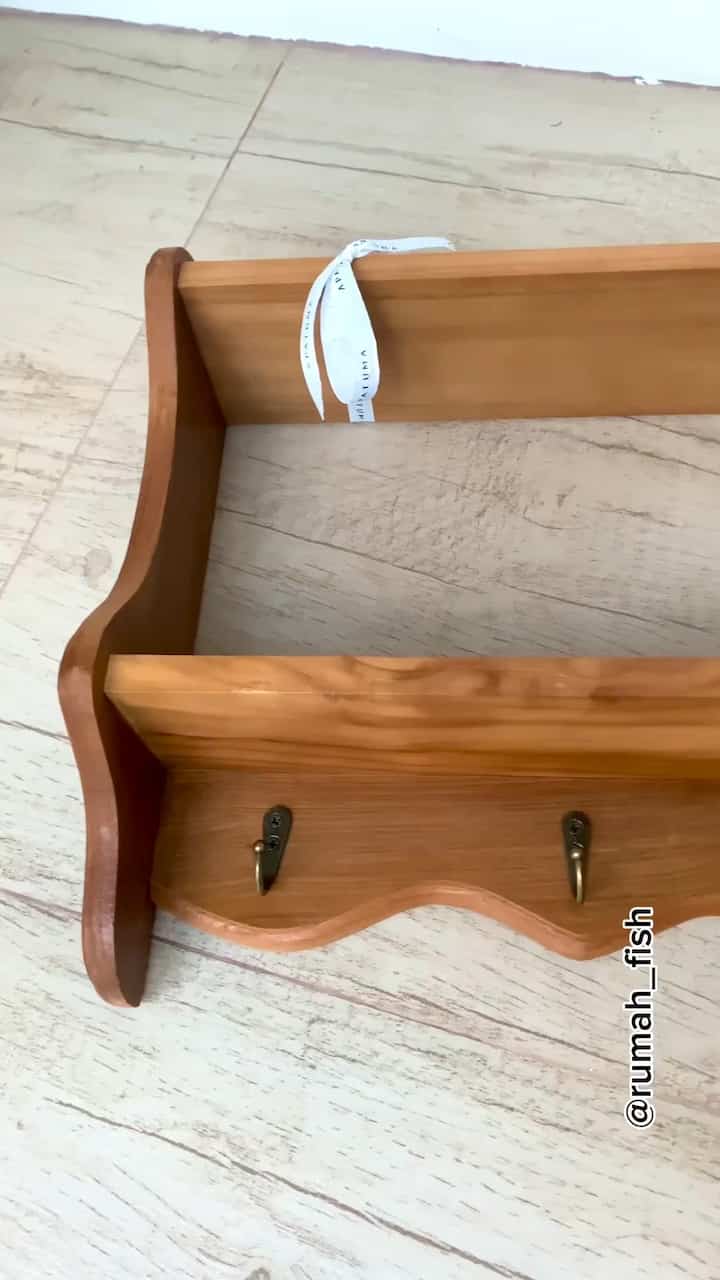 Change the appearance of empty walls to create a fresher atmosphere in the dining room area by adding vintage shelves made of teak wood..
Can be used to place several decoration items to make it look sweeter...
Hopefully it will inspire 🤎🤎

#Otips
#arch
#fishhouse
#dinningroom
 