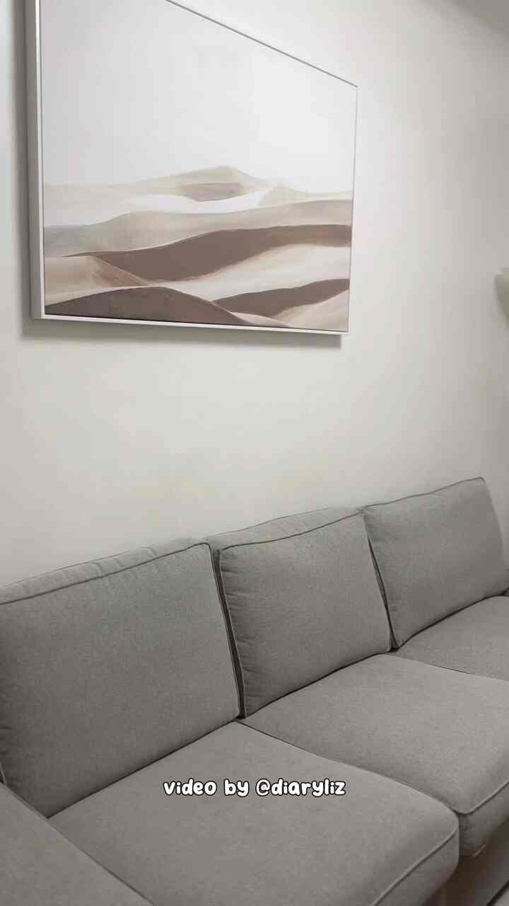 Styling Sofa 🛋️
Supaya sofa gak polosan dan lebih nyaman lagi, kita styling dengan bantal sofa dari ikea yang empuk banget dan cushion cover berwarna netral, gak ketinggalan juga throw blanket biar makin cozy 🤎


#ShortVideoContest
#livingroom #livingroomminimalis #inspirasilivingroom #decorlivingroom #dekorasilivingroom #stylingsofa #ruangkeluargaminimalis #aestheticlivingroom