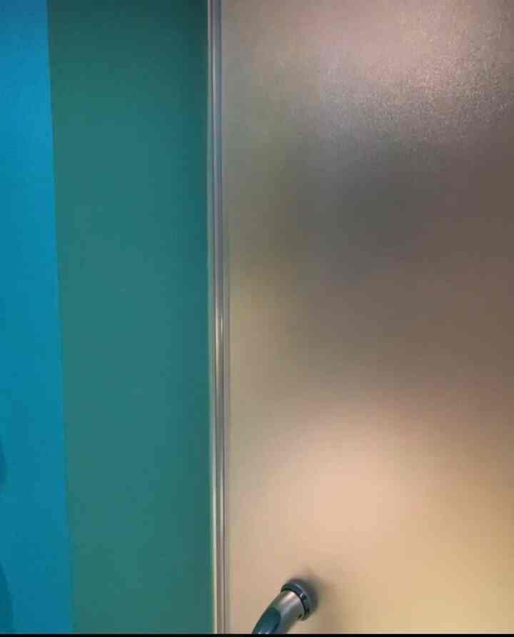 Halo tetangga online.. selamat datang di salah salah satu ruang favorite dari house.of.chel 🙏🏻 

kenapa menjadi favorite kami? ya karena kamar mandi utama yang bernuansa hijau tosca ini memiliki dinding lantai dengan dicari nya yang tidak mudah dan unik bentuknya seperti paruh burung merak . nuansa hijau tosca ini mendominasi kamar mandi kami seperti cat tembok , tirai kamar mandi, keset handuk , dan perlengkapan bathroom setnya. Nah untuk cermin itu sendiri kami custom ya dengan bentuk melengkung ala mediterania.

#dekorasikamarmandi
#kamarmandiutama
#renovasikamarmandi
#kamarmandi
#ShortVideoContest