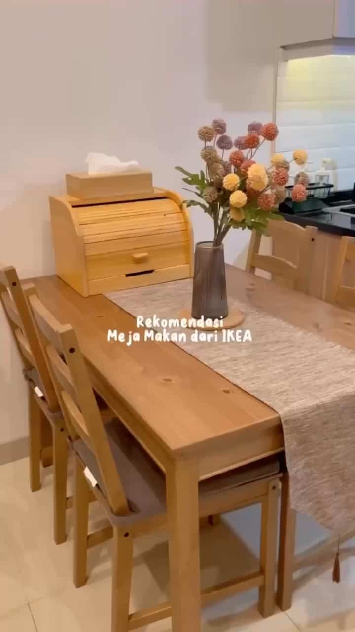 Rekomendasi meja makan dari IKEA✨

Meja makan dengan 4 kursi ini, selain desainnya yang minimalis, warnanya juga antik.

Bahan dari kayu sudah pasti kokoh tapi ringkes dan ringan.

Nama produknya JOKKMOKK.

Details :
panjang: 118cm
Lebar: 74cm
Tinggi: 74cm

#Rekomendasi
#MejaMakan
#AreaDining
#ShortVideoContest
#DiningTable
#IdeDekorMejaMakan