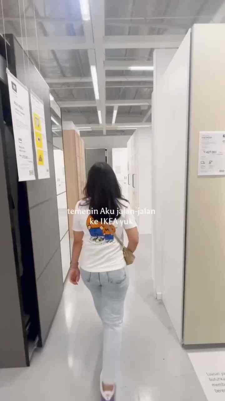 Pilihan lemari dengan bukaan pintu geser adalah solusi untuk kamar tidur yang tidak cukup luas. 

Lemari KLEPPSTAD dari IKEA ini simple dan muat banyak karena ada 2 bukaan dengan fungsi untuk pakaian lipat dan gantung.

#ShortVideoContest
#LemariPakaian
#BedRoom
#BedroomStyle
#Rekomendasi