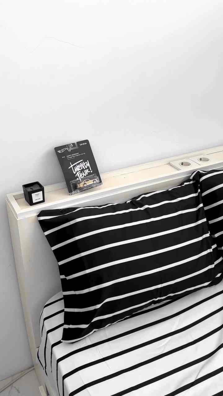 Black to be White 
-
sprei yang gelap menjadi warna terang ternyata merubah vibes menjadi lebih luas. ukuran kamar 3 x 3 meter dengan warna base putih terlihat simple dan yang pasti membuat nyaman penghuni rumah karena warna favorit 🖤🤍

#ShortVideoContest #minimalist #goodvibes #bedroom #bedroominspo #bedsheet #home #homedecor #angkahouse