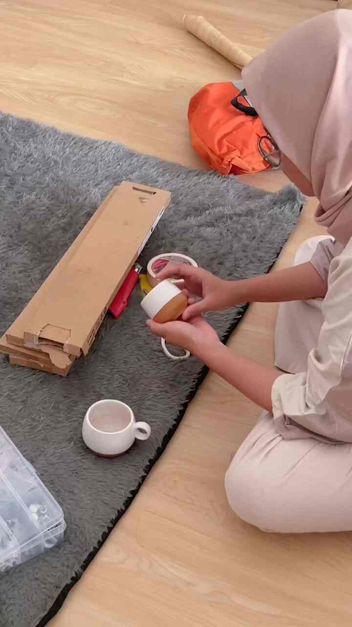 #diy Cup Shelf a la Sætter Copenhagen

I really like coffee and have several mugs at home. Then, I saw on the Sætter Copenhagen website that there was a cup shelf that had the color of wood and that aesthetic shape. As a result, I tried to make it using leftover wood that I bought at IKEA and coated it with paper so that the color matched the color of my kitchen. Hopefully this will inspire you, neighbors!

#OTips
#CupShelfJapandi
#diyhomedecor
#diy
#cupshelfjapandi
#Japandi