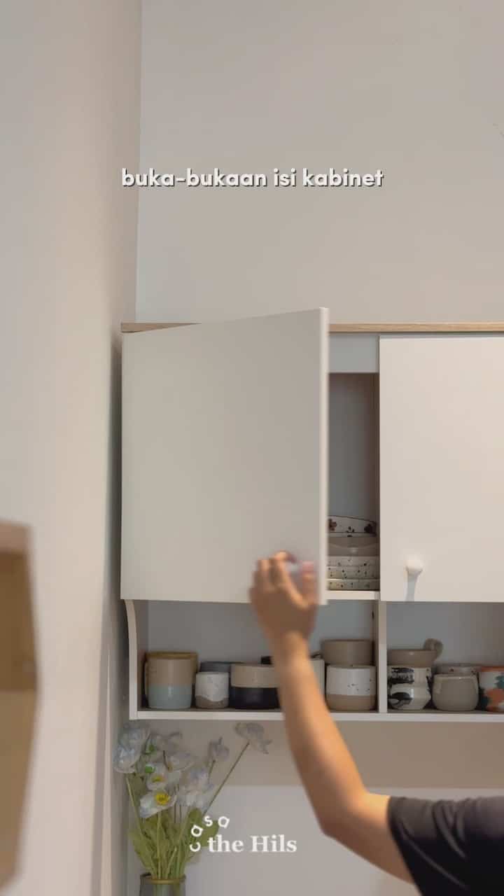 キャビネットの中身を開けます 🫣

ありがたいことにきれいになりました 😁 でも、積み重ねられているので少し複雑です。たとえば、皿を持ち上げようとするようなものなので、最初にその上に置かれているアイテムを持ち上げたり持ち上げたりする必要があります。 

幸いなことに、@tataruma.co の ADJUSTABLE TORI を使用した解決策を見つけました。インストールは簡単で、自分でインストールするだけです。材質は鉄なのでシロアリの心配はありません。色もとても美しく、私のキャビネットにマッチします 😍🫶🏻

🛒 略歴番号のリンク。 #77 

#casathehils #tataruma #rakdapur #rak #kabinetdapur #organizedkitchen #ShortVideoContest 