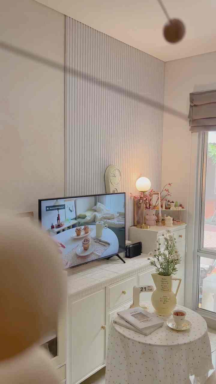 Ruangan Aesthetic Creamy dengan dekorasi warna senada menjadikan ruangan semakin hangat dan classic #ShortVideoContest #livingroom #saylittlehome #littlehome #rumahkecil