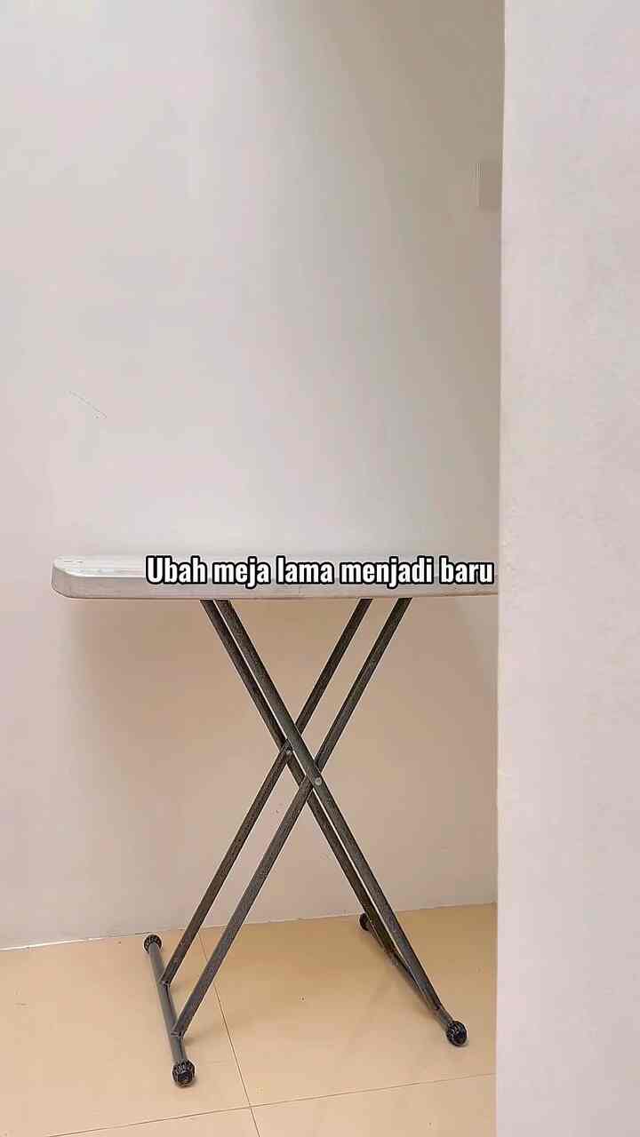 Kali ini saya ingin mendekorasi area bawah tangga yang masih kosong dengan dekorasi sederhana menggunakan barang-barang lama, seperti meja lama saya yang sudah hampir berumur 5 tahun dan kurang bersih hingga warna putihnya menjadi sekecil itu, saya menggunakan stiker pvc dengan motif kayu biar terlihat segar dan lho, aku berencana menjadikan tempat ini sebagai tempat minum teh sambil main hp atau baca novel.
Jika Anda memiliki barang bekas atau usang tetapi masih layak digunakan, cobalah mendaur ulangnya, pasti enak 
#shortVideocontest #dekorasiruangbaca #ruangkerja #dekorasisederhana #dekorasisimple #shortvideokontes