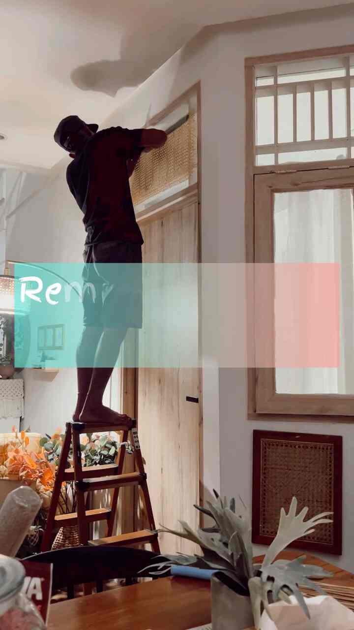 REMODEL VENTILASI JADUL TAHUN 90an
.
Low budget bgt ini mah, rumah lawas ini pengen makin estetik haahha, bingung bgts ventilasi jadul ini mau diapain, pengen dibongkar …, debuuu dan duitt lagi hahaha, akhirnya aku akalin dengan : ditempelin anyaman rotan dan diberi lis kayu mdf warna hijau dan memang sengaja gak dicat, dibiarkan warna aslinya yaitu hijau … gimana2? Makin estetik doong ruangan ini 😀😀 #ventilasijadul #remodel #rumahtahun90 #Rumahlawas #rumahjadul #anyamanrotan #kayumdf