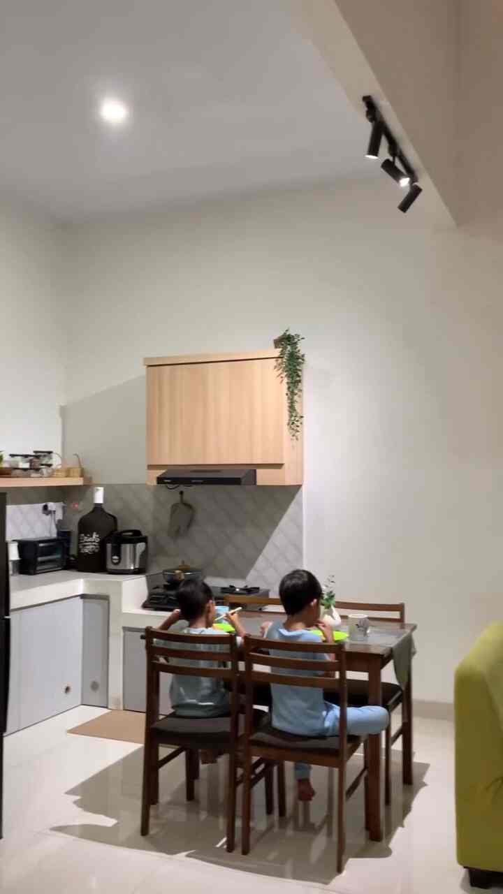 Menyelamatkan sofa hijau stabilo 6 tahunku yang terasing sendirian 🤎

#ohousevideo #homestyling #minimalist #homedecor #scandihome #rumahscandinavian #livingroom #livingroomdecor #rumahminimalis #homestyling #livewithkids #openspace #highceilings