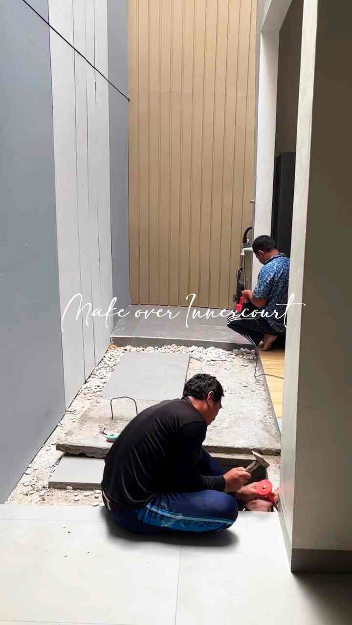 Makeover innercourt yang sebelumnya hanya di isi batu coral, akan dimanfaatkan menjadi mini pantry atau coffee corner nantinya #HomeStylingVideo
#VideoHomeDecor
#InspirasiDekorRumah #beforeafter #innercourt