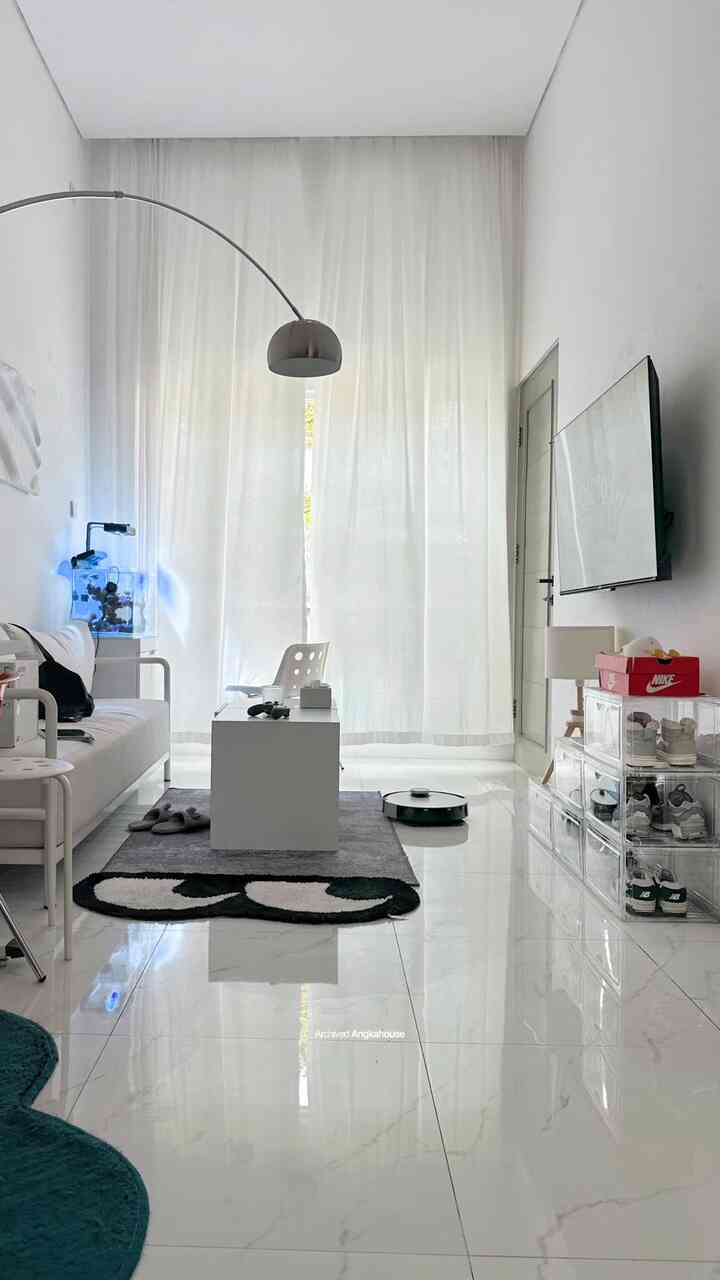 living room styling 

benda” yang bisa jadi dekorasi living room angkahouse 

01 Standing Lamp Stainless Steel 
02 Coffee Table + Cabin
03 Transparan Box Shoe
04 Aquairum Bending ( sisi lengkung )
05 Tissue Box Lego
06 Vitrase Minimalist
-

#HomeStylingVideo #VideoHomeDecor #InspirasiDekorRumah #homedecor #rumahpribadi #minimalist #angkahouse 