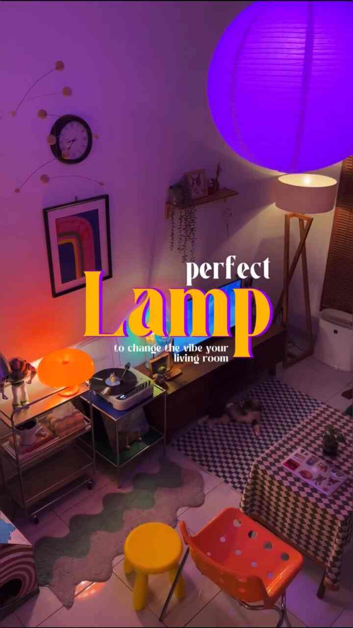 Meromantisasi suasana ruang tamu dengan perfect lamp and lighting ✨

Selain Maru Pendant Lamp yang berbentuk seperti lentera/lampion, ruang tamu ini juga memakai sejumlah lampu lainnya yang berbentuk unik.

Ada lampu berbentuk jamur berwarna oranye, standing lamp, hingga project lamp unik berbentuk seperti tumpukan compact disc (CD) 🏮💡

#HomeStylingVideo #VideoHomeDecor
#InspirasiDekorRumah #midcenturymodern #artdeco #rumahdeveloper #depok