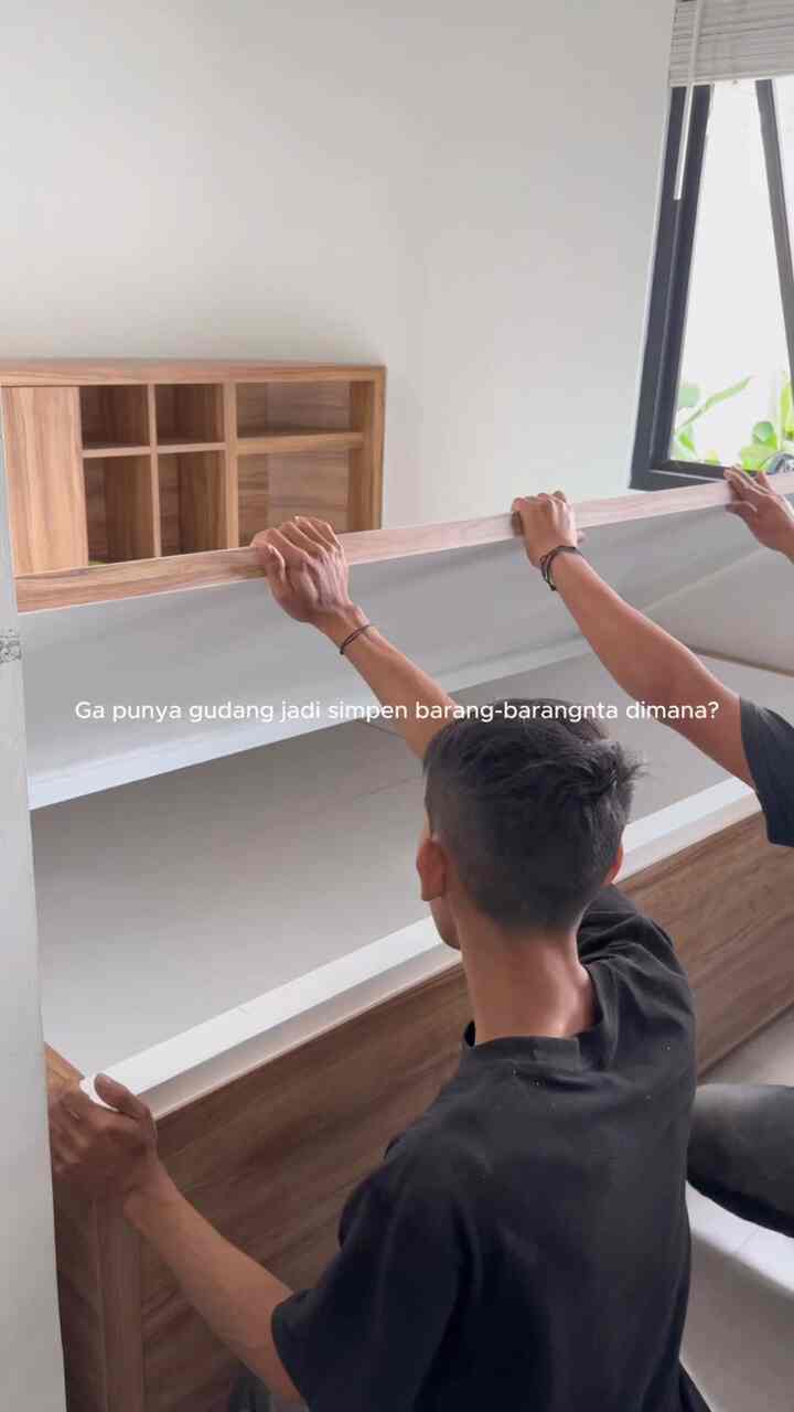 Banyak yang nanya rumah dengan ruang yang terbatas dan ga ada gudang untuk penyimpanan barang yang tidak terpakai disimpan dimana??
Hal ini pun yang suka bikin kita puter otak, hal pertama yang harus dilakukan adalah dengan meminimalisir pembelian barang yang dipakainya akan jarang atau bahkan gak terpakai.
Kedua sebisa mungkin bikin furniture dengan space storage yang cukup besar untuk memaksimalkan fungsinya. 

Seperti bedframe kamar tamu ini, dipan sengaja dibuat lebih tinggi dan di bawahnya kita buat full storage untuk menyimpan barang-barang yang jarang digunakan.

#HomeStylingVideo #VideoHomeDecor #InspirasiDekorRumah #MakeOverRuangan