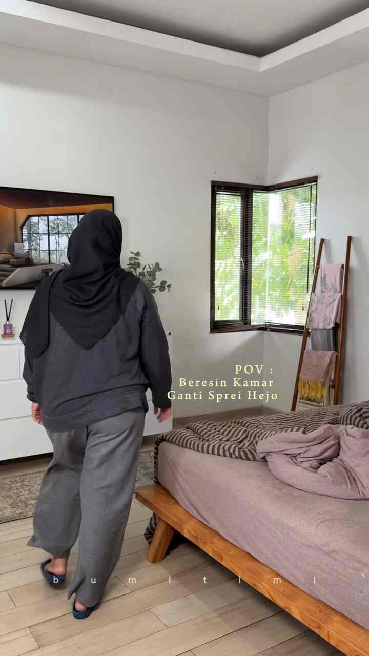 Caraku ganti sprei untuk naikin mood kamar tidur 

Ganti mood dengan sprei hijau dan beberapa tambahan dekorasi 

#bumitimi #homestylingvideo #videohomedecor #inspirasidekorrumah #bandung #bedroom #gantisprei #kamartidur