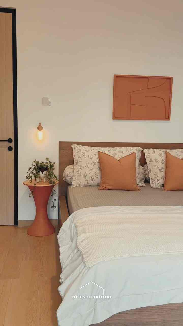 Cara menghias dengan terakota

Terakota adalah warna oranye yang kaya, hangat dan taktil yang sangat serbaguna. Cocok digunakan di rumah dengan gaya bohemian, skandinavia, jepang, korea, atau bahkan minimalis. Saya suka meletakkan beberapa dekorasi terakota di kamar putih saya yang lembut untuk membumbuinya. Bagaimana menurutmu? 🩵🩵🩵

#Video Penataan Rumah
#VideoDekorasi Rumah
#InspirasiDekorRumah
#tanah liat