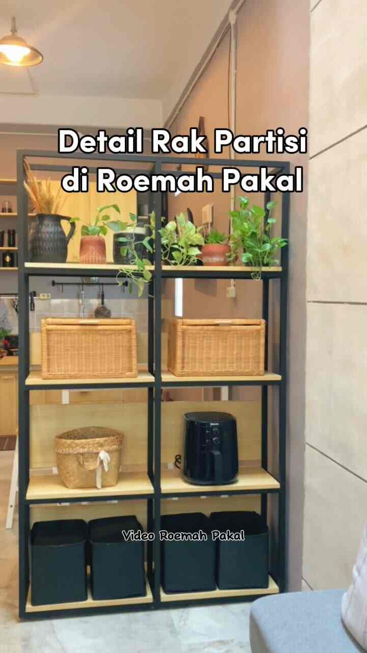 Rak Partisi di ruang tamu Roemah Pakal

Di video ini aq membuat detail rak partisi yang dibuat oleh Arsitek kami

Jad rak partisi ini custom yak. 

Rak partisi ini, dibuat untuk memisahkan ruang tamu dan area dapur

Kelebihan rak partisi ini selain untuk partisi dan untuk estetika tetapi bisa untuk menyimpan barang-barang

Dan rak partisi ini tidak permanen sehingga bisa di pindah apabila diperlukan space ruangan yang lebih besar contoh nya untuk acara keluarga. 

Semoga menginspirasi ya

#HomeStylingVideo
#VideoHomeDecor
#InspirasiDekorRumah #rumahindustrial #rakpartisi #rak #partisiruangan #industrial