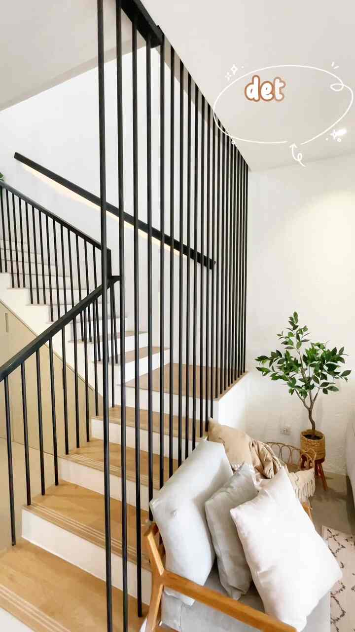 tangga favorit jadi icon di rumah #desaintangga #desainrelling #desaininterior #rellingtangga #tanggaestetik 🧡 #homestylingvideo #videohomedecor #inspirasidekorrumah
