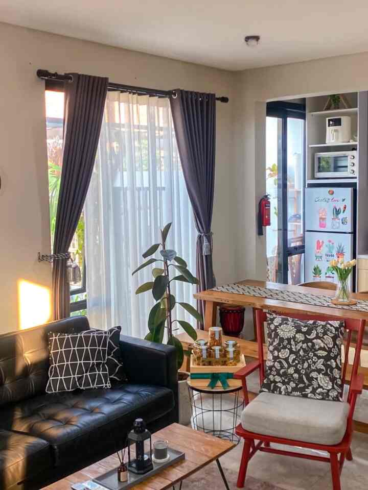 Mengisi ruang keluarga sekaligus ruang tamu sangatlah menyenangkan , banyak sekali keinginan di isi.

Tapi karna area yang terbatas setiap pemilihan furniture sangat penting agar fungsional .

#homestylingvideo
#videohomedecor
#inspirasidekorrumah
#segehouse