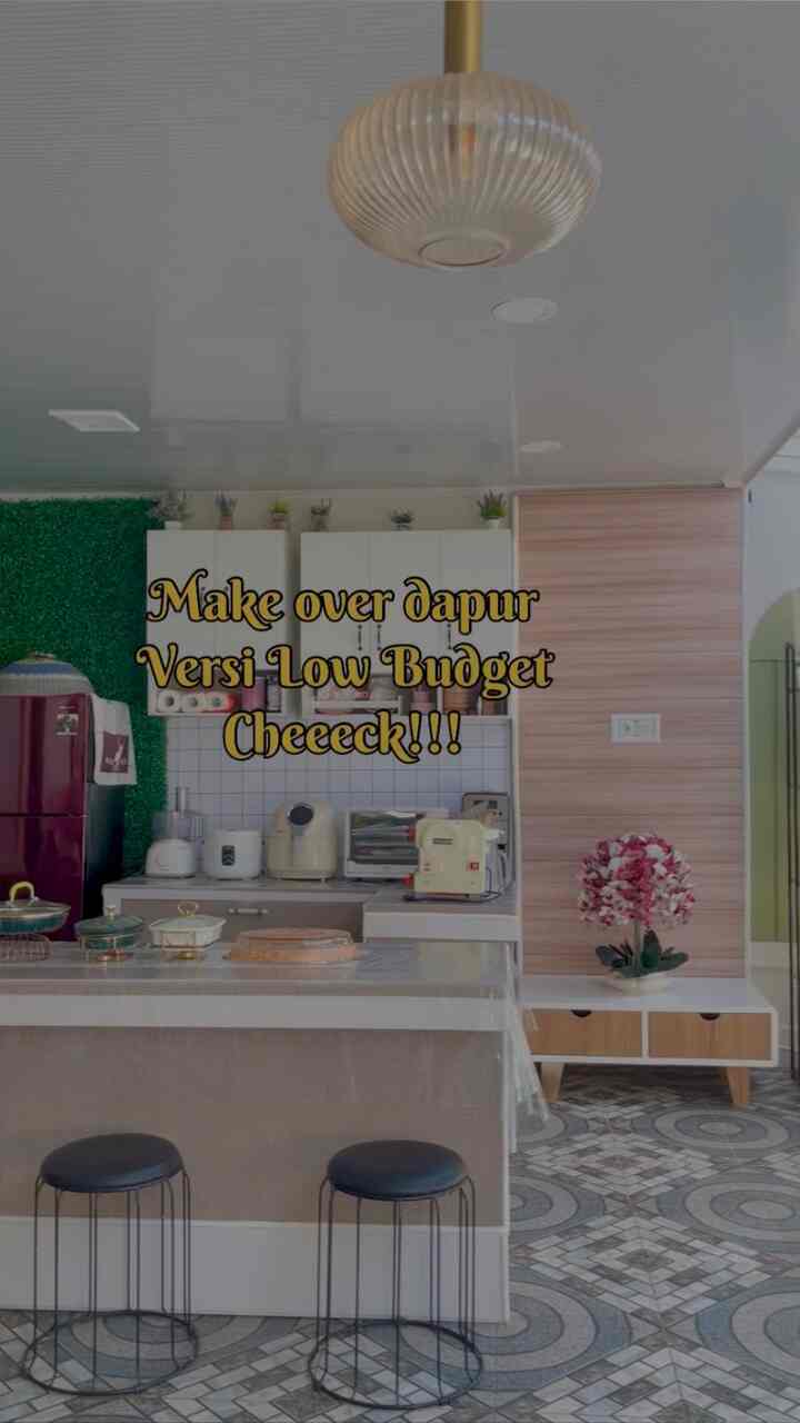 Who says that wanting to have a dream kitchen has to be expensive? Let's try D.I.Y for those who want to have a dream kitchen but are still thinking about it like me 🥰 #HomeStylingVideo #VideoHomeDecor #InspirasiDekorRumah #DIY #DreamKitchen #RenovasiDapur  #KitchenStyling #LowBudgetKitchenStyling #DIYSeru