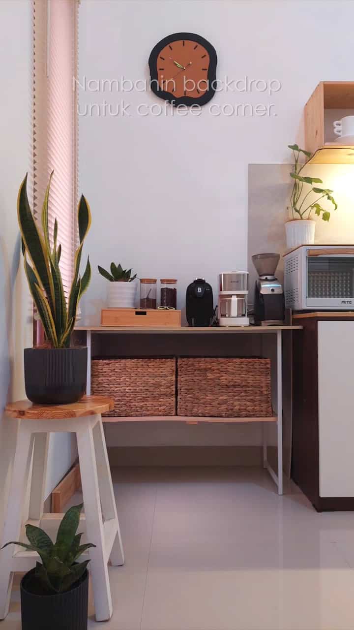 This is the coffee corner makeover process in my house. Previously it was just plain, like it wasn't fun. Coincidentally, there was a little wall panel left, and it turned out to be perfect for sticking in the corner of my coffee.
Now the feeling is warmer and really welcoming for drinking coffee at home.
#HomeStylingVideos
#VideoHomeDecor
#HomeDecorInspiration
#homemakeover
#Coffeecorner
#DIYhomedecor