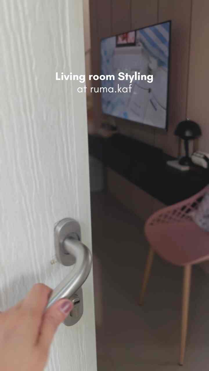 Inspirasi mendekor ruang tamu. Di ruang tamu ini kami menambahkan lukisan, standing lamp dan beberapa hiasan di kabinet TV agar terlihat estetik. Selain itu kami juga mengganti cushion cover dan rug di sofa secara berkala untuk mengganti suasana 🤎


#HomeStylingVideo
#VideoHomeDecor
#InspirasiDekorRumah
#InspirasiRuangTamu
#LivingRoom
#rumakaf