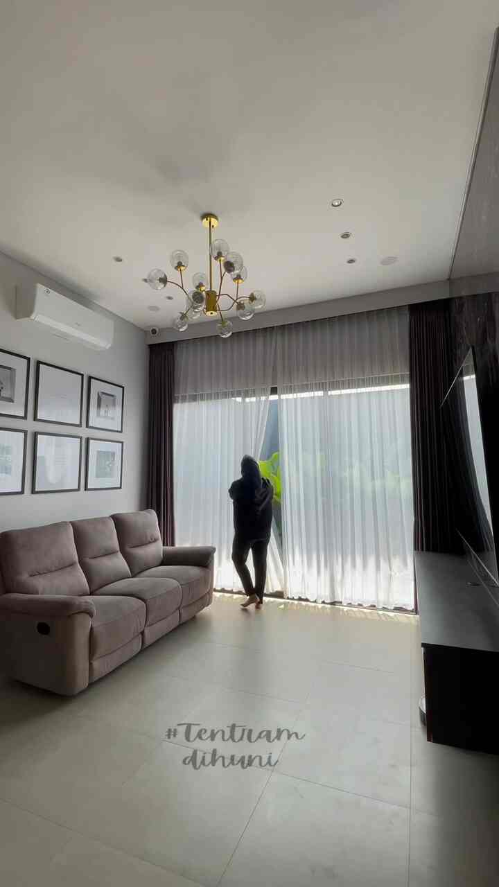 Penambahan karpet di Living room bener-bener bikin ruangan glow-up seketika. Selain fungsional estetika penambahan karpet juga ternyata nyata adanya. 
Jangan lupa menyesuaikan ukuran karpet dan motif karpet dengan ruangan kamu ya. 

#HomeStylingVideo #VideoHomeDecor #InspirasiDekorRumah #tentramdihuni