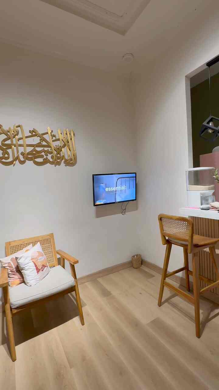 lets styling with me~

kali ini aku menambahkan dekorasi pohon beringin artificial dengan potnya disebelah tv dan sebelah kursi. 

dengan menambahkan pohon membuat ruangan lebih terkesan hangat🥰

 #HomeStylingVideo
#VideoHomeDecor
#InspirasiDekorRumah
#RumahSubsidi #Rumahmungil #Tangerang #Tinyhouse #DekorasiUnik
