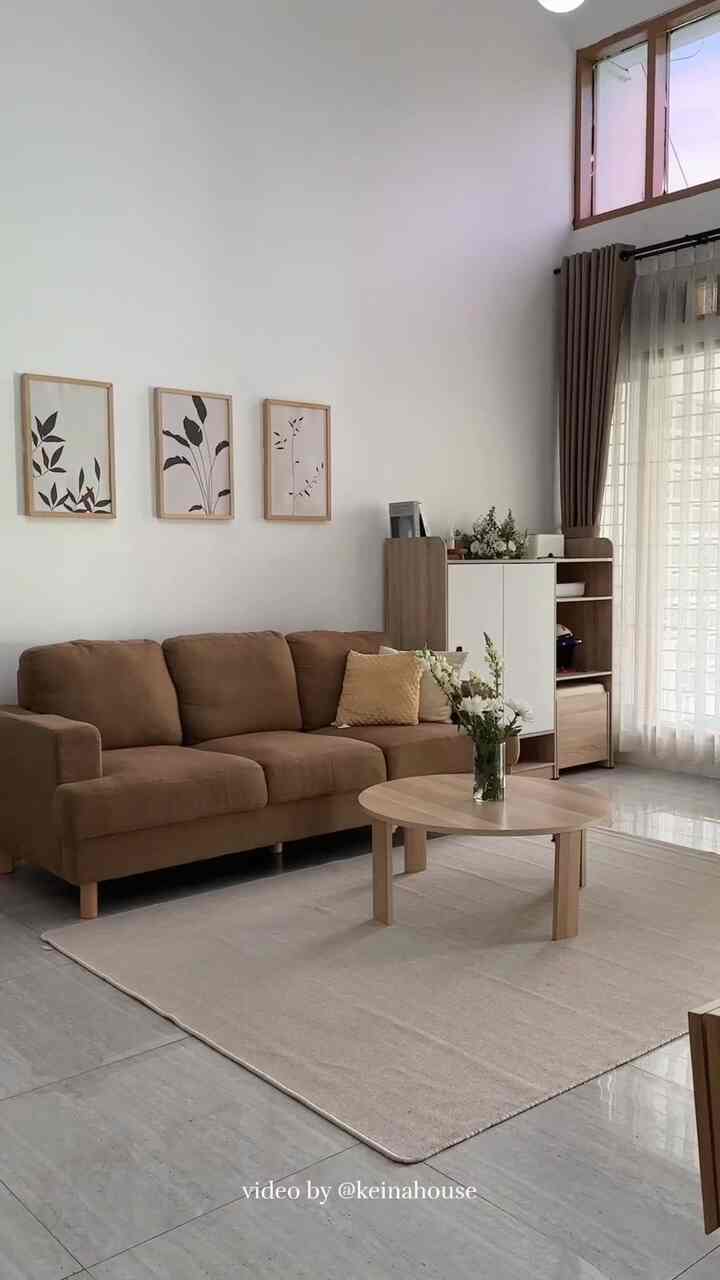 Restyling livingroom, sebelumnya disini ada lemari sepatu , sekarang lemari nya kami pindahin biar agak leluasa.

Gantinya kami simpan standing lamp dan bamnu artificial, kami juga menyimpan beberapa dekorasi tambahan untuk mempercantik area living room kami.

#HomeStylingVideo
#VideoHomedecor
#InspirasiDekorRumah
#LivingRoomDekorasi
#RestylingInterior
#StylingLivingRoom
#HomeStyling