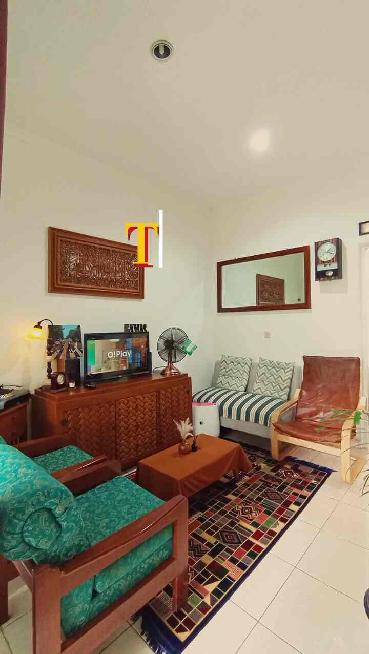 Tips Dekorasi Rumah bergaya Vintage 
1. kursi kayu jok warna mencolok dengan motif floral
2. furniture material kayu
3. karpet berwarna dasar bold dengan motif full color
4. lighting material kaca besi dengan cahaya warna hangat
5. tanaman hias asli/palsu
6. music corner dengan alat pemutar piringan hitam dan koleksi vinyl group lawas
7. jam kayu model vintage dengan angka Romawi
8. kipas angin vintage bahan besi

#vintage
#vintagehome
#homestagram 
#homedecor
#homeinspiration
#Rumah 
#rumahantik
#livingroom
#homedesign
#dekorasiruangtamu 
#dekorasirumah 

