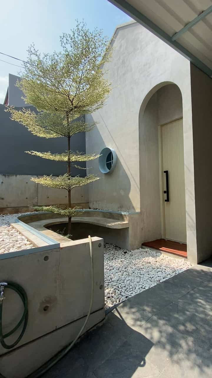 Welcome home 🏡

Fasad rumah ini terdiri dari 3 massa bangunan berbentuk segitiga. Konsepnya adalah fasad yang welcoming/inviting penghuninya, fasad yang 'humble', fasad yang 'down to earth'. Diterjemahkan oleh arsitek dengan elemen alam yaitu semen expose, batu coral dan kayu.

#HoiHuisje #RumahMungil #Scandinavian #Facade #InspirasiFasad #RumahBiru #BlueHouse #SmallSpace