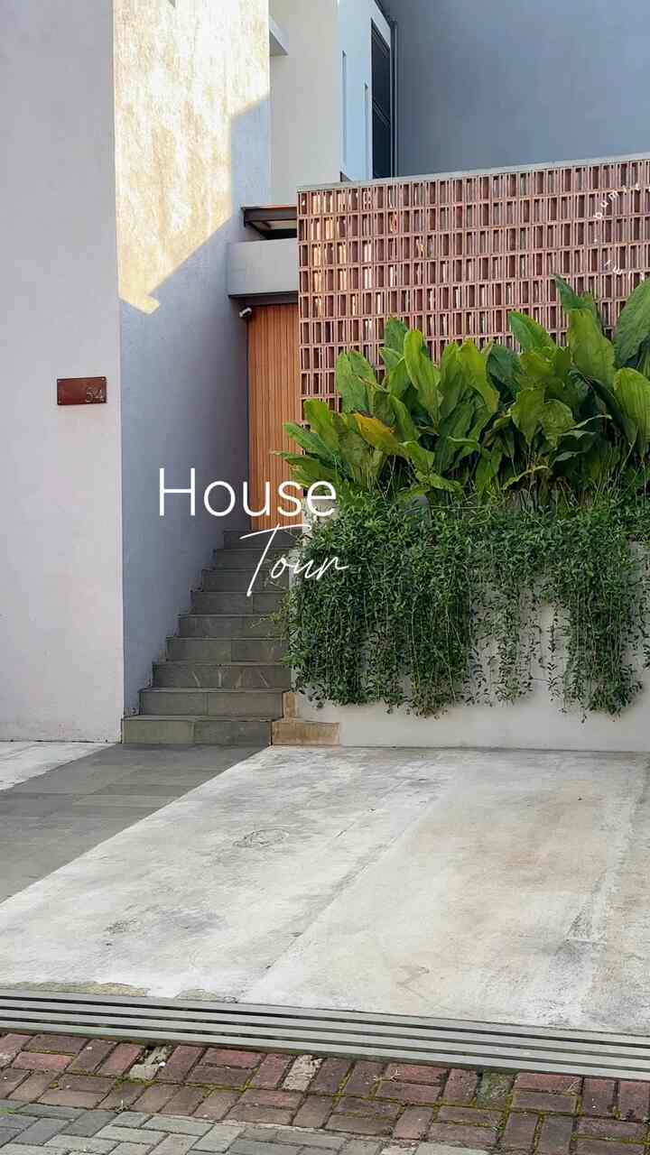 House Tour

Welcome to #bumitimi ini adalah mini house tour beberapa ruangan di rumah kami 

Dengan mengusung konsep rumah introvert namun didalam banyak bukaan dan ada taman, jadi kalo mau santai gak terlihat tetangga 

#bumitimi #videohometour #videoroomtour #mainkerumahku #fasad #taman #tangga #void #bathroom
