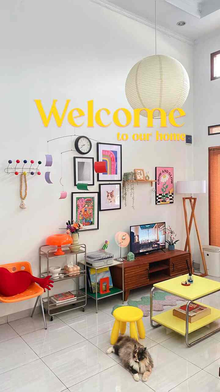 私たちの家の簡単な歓迎ツアー 💫

「ミックスアイス」をテーマにした我が家のいくつかの部屋についてのちょっとしたお話😆

1. リビングルーム (4x3m)
そのため、入った最初のエリアは、ミッドセンチュリーモダンをテーマにした陽気な装飾品ですぐに迎えられます。このエリアはダイニングエリアのあるオープンスペースです✨

2. ダイニングルーム+キッチン1 (2x2m)
当初は建築面積がまだ限られていたため、壁を壊してミニバーを作り、このエリアにオープンスペースのコンセプトを作り出すという取り組みを率先して行いました。そこで、限られたスペースでより広く見えるようにし、ダイニングテーブルを購入する予算を節約するためのトリック 😆

3. マスターベッドルーム (3x3m)
こちらのメインルームは、カラフルなリビングとはまた違った、温かみのあるお部屋を目指して、和風のナチュラルカラーを多用しました👌🏻

4. ランドリールーム+キッチン2 (3x3m)
そう、このエリアは、リフォームしたばかりの我が家の一番新しいスポットなんです。当初はただの放置された裏庭でしたが、最終的にはランドリールームと追加のキッチンに改装しました 🤝🏻

そうそう、コロナ禍でまだWFHだった頃の思い出が詰まった快適なお部屋の記事もOhouseに投稿したいと思います✨ https://www.google.com/url?q=https:// link.ohouse.com/kewahyunugroho&sa=D&source=editors&ust= 1723362013426861&usg=AOvVaw1oKGik_Mb8RPxAblHF28cZ 

#VideoHomeTour #VideoRoomTour #MainKeRumahKu #midcenturymodern #japandi #hometour #petparent #depok