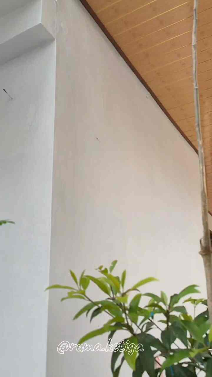 plafon untuk teras rumah yang estetik bisa pakai motif kayu supaya antimainstrim dari plafon putih kebanyakan #plafonteras #plafonpvc