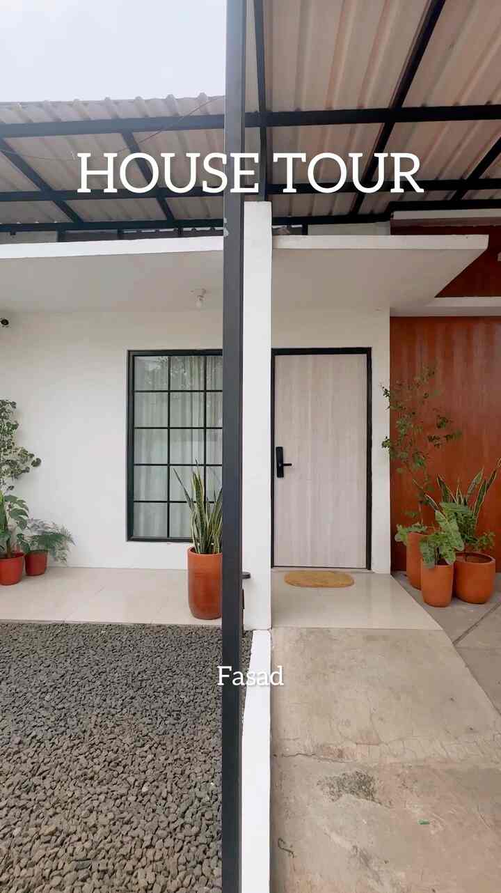 House Tour 70sqm 

Hi, selamat datang di rumah sederhana kami…
Luas tanah rumah ini adalah 140m2 (7x20 m) dan luas bangunan 70m2 (7x10).
Meski rumahnya kecil, tapi kami senang ada halaman depan dan belakang yang cukup untuk kami jadikan taman dan merawat anak-anak ijo🍃
Rumah ini masih terus bertumbuh, dan pelan-pelan kami cicil perabotan dan dekorasinya. Semoga rumah mungil ini bisa memberi inspirasi bagi teman-teman yang juga sedang berjuang mewujudkan rumah impiannya 🏡🫶🏻
#HouseTourVideoContest 