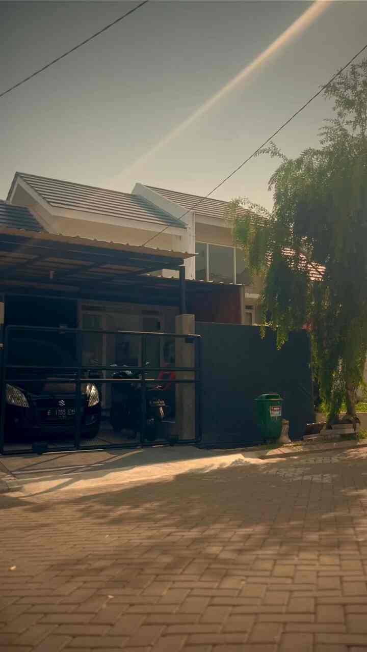 Ada sedikit hal baru dirumah kami diarea fasad dan teras depan, lebih introvert friendly dari sebelum dan penambahan aksen bata tempel. Walaupun rumahnya kecil tapi di tiap area mengusung tema yang beda beda, industrial untuk area fasad, mid century di area living room dan japandi untum area kitchen & dining.

#housetourvideocontest