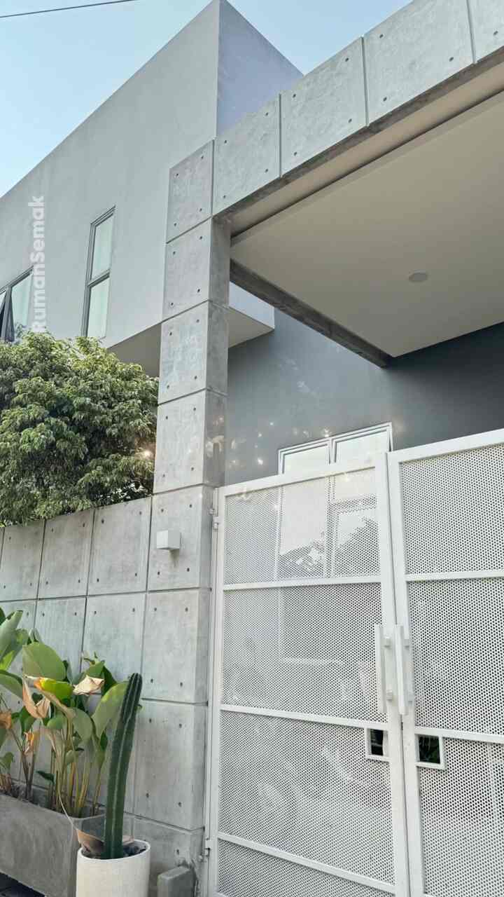 House Tour in A Minute!

cukup sulit ya bikin house tour rumah dengan luasan tanah 120m2 dan luas bangunan 150m2 dalam satu menit! 😅 terlebih disini ada 5 kamar tidur, 3 kamar mandi, 2 living room, dll 😁

But i hope you enjoy it 🥹🥹 kalo ada pertanyaan boleh banget komen di bawah, atau obrak abrik aja akun rumah ini 😅😅

Enjoy!

#HouseTourVideoContest #RumahTropis #Tropical #Industrial #HouseTour