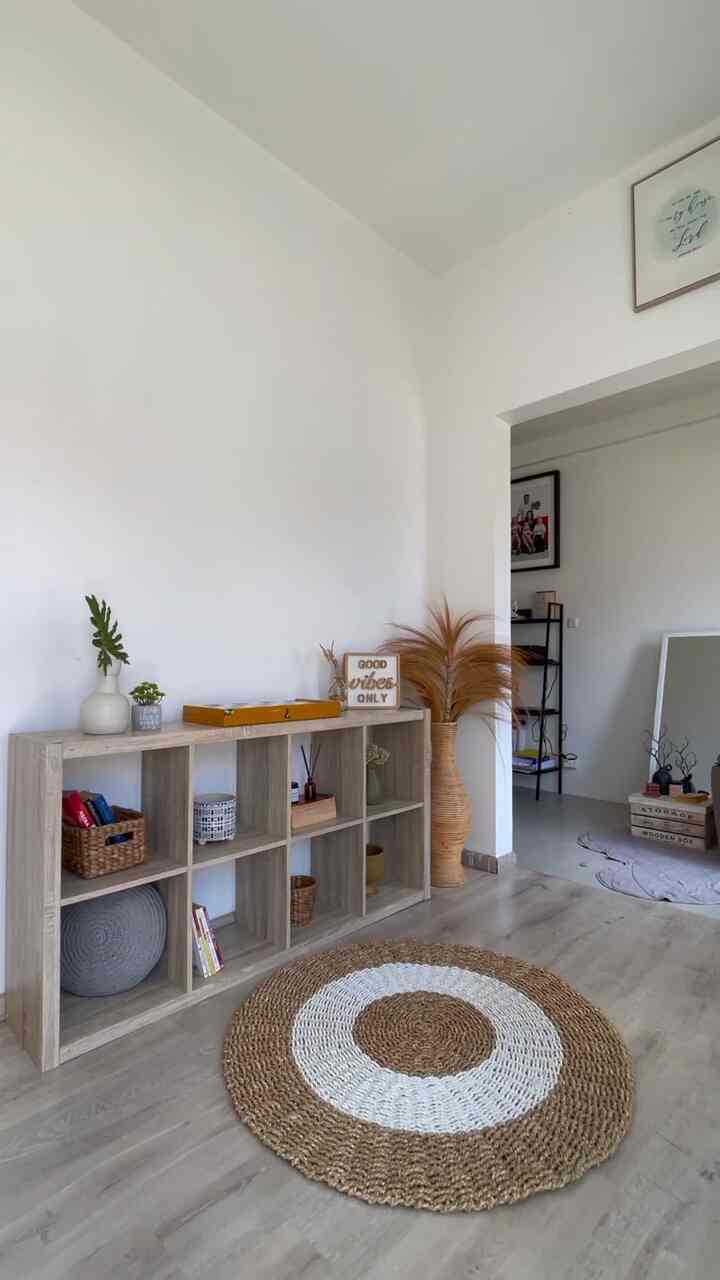 Dari pintu depan ruangan ini yg akan ditemui pertama kali, mgkn ruangan ini lebih cocok sbg foyer kali ya.. 

Lanjut ada reading nook yang berdekatan dengan home office.. 

#foyer #readingnook #petiteroomvibes