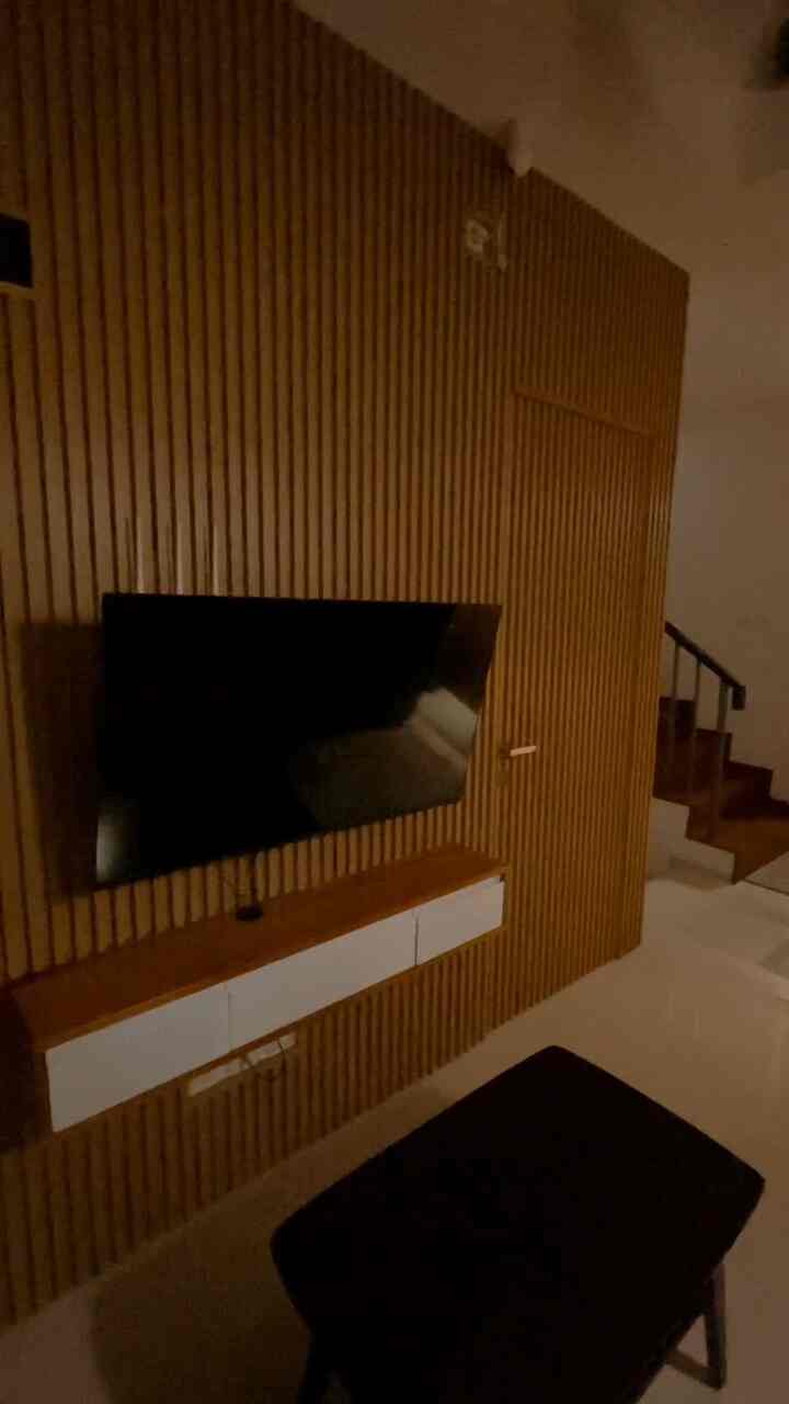 Halo, selamat datang di rumah fany 
Rumah ini masih bertumbuh, seperti ini kira2 jika kalian masuk dari pintu utama rumah saya. Langsung menuju living room yg bisa juga menjadi rumah keluarga, lalu langsung bertemu dengan dapur. Untuk meja makan kami masih menggunakan meja bar, karna rumah ini masih sempit jadi tidak cukup jika kami menggunakan meja makan, jadi meja bar solusi untuk kami. 
#rumahminimalis #rumahdengananak-anak #Rumahpengantinbaru #rumahmodern #rumahku #Rumahbahagia #rumahkecil 