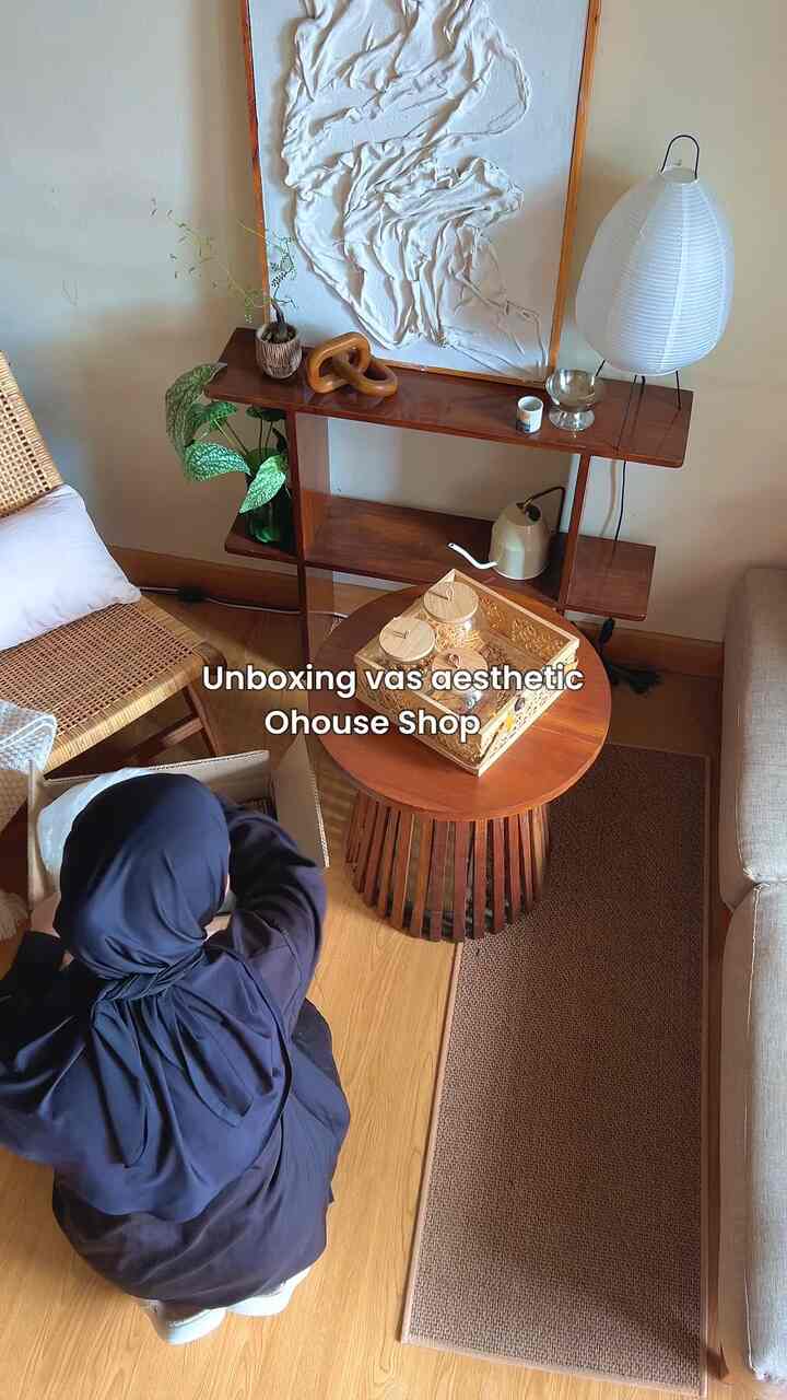 Another one just arrived aesthetic vase shopping on the @ohouseidn application ✨
The original is as in the photo, it's cool, the packaging is also very thick, guaranteed safe 👍🏻

The application can be downloaded on the App Store/Playstore 🩵 

#ohouseshop #vasterakota #rumahminimalis #inspirasiruangtamu